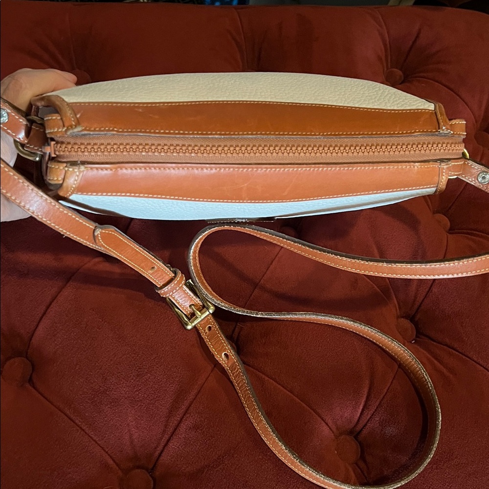 Dooney & Bourke Vintage White Shoulder Bag - Picture 4 of 14